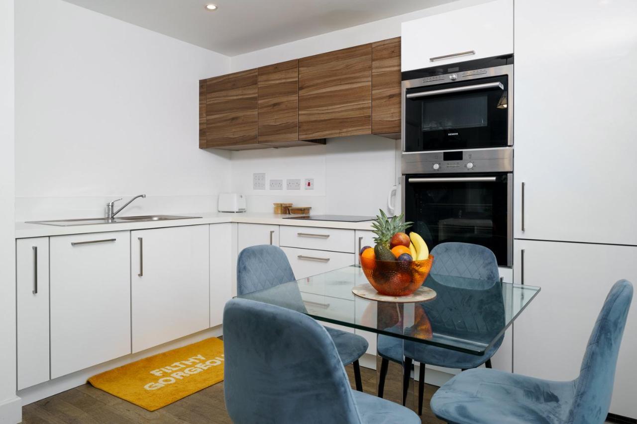 Stylish Fully-Equipped One Bedroom Apartment With Extra Sofa Bed, Free Secure Parking, Onsite Gym, 24Hr Security & Concierge Londres Exterior foto