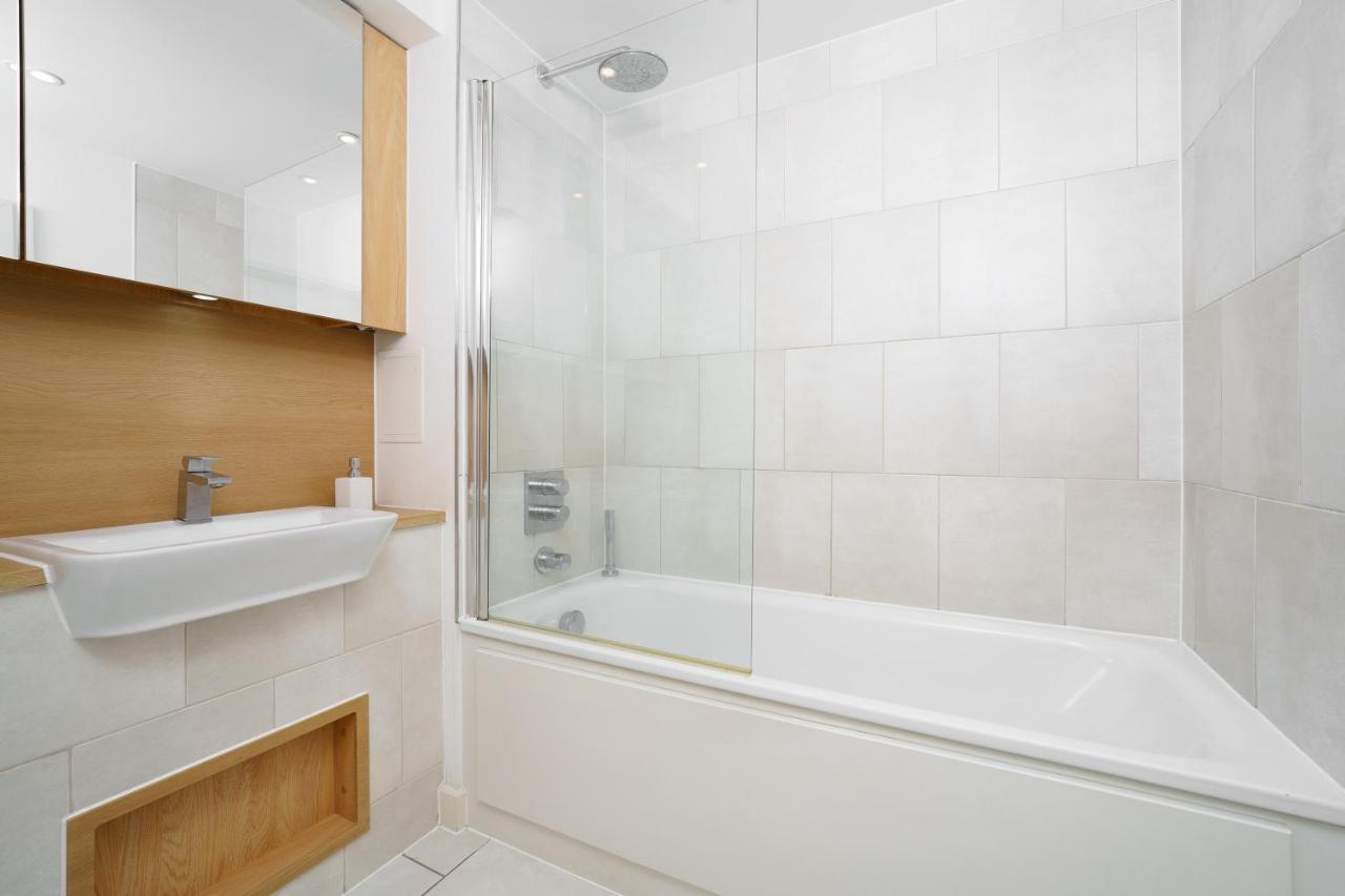 Stylish Fully-Equipped One Bedroom Apartment With Extra Sofa Bed, Free Secure Parking, Onsite Gym, 24Hr Security & Concierge Londres Exterior foto